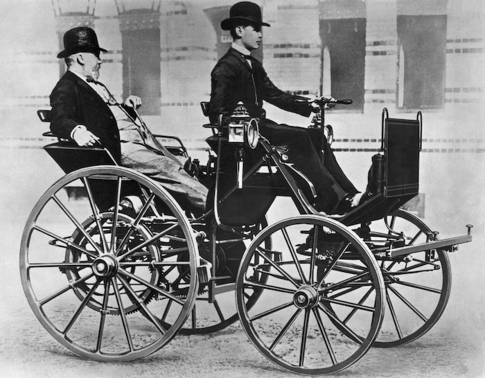 Gottlieb Daimler konstruierte 1886 das erste Vierrad-Benzin-Automobil – hier sitzt er als ...
