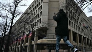 Das FBI (Hauptquartier im Bild) hat die Wohnung einer Journalistin durchsucht und das damit ...