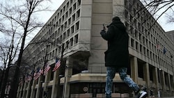 Das FBI (Hauptquartier im Bild) hat die Wohnung einer Journalistin durchsucht und das damit ...