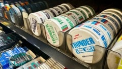 Der Angreifer wollte eine Tabakdose haben, bemerkte dann aber, dass darin nur Kaugummis waren.