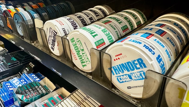 Der Angreifer wollte eine Tabakdose haben, bemerkte dann aber, dass darin nur Kaugummis waren.