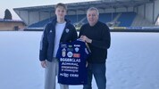Konstantin Schopp (li./neben TSV-Obmann Erich Korherr) kehrt in Hartberg nach Österreich retour.