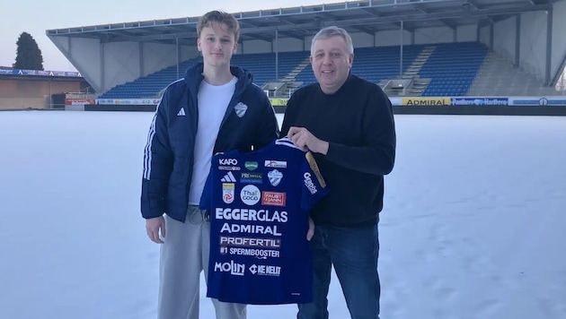 Konstantin Schopp (li./neben TSV-Obmann Erich Korherr) kehrt in Hartberg nach Österreich retour.