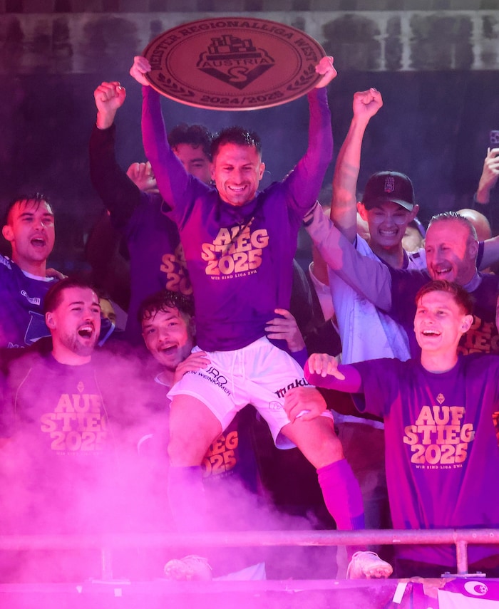Besonderer Moment: Westliga-Meister und Aufsteiger 2025 Austria Salzburg mit Rene Zia.