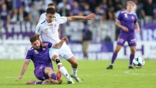 Marinko Sorda (li. am Boden), Führender beim ersten Zwischenstand der 59. „Krone“-Fußballerwahl, ...