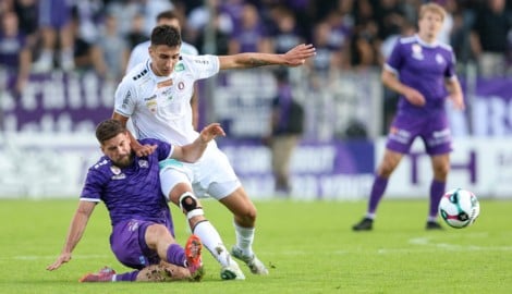 Marinko Sorda (li. am Boden), Führender beim ersten Zwischenstand der 59. „Krone“-Fußballerwahl, ...