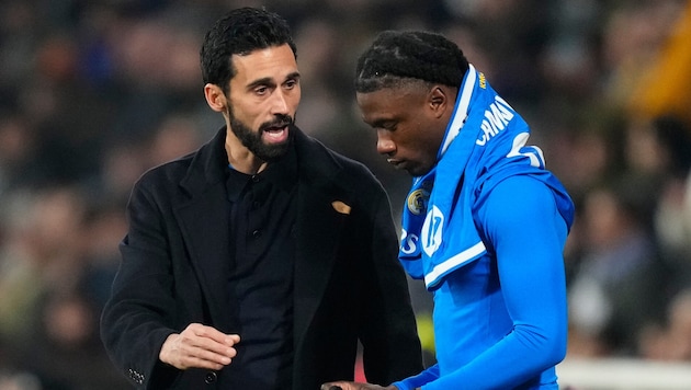 Neo-Trainer Alvaro Arbeloa mit Eduardo Camavinga