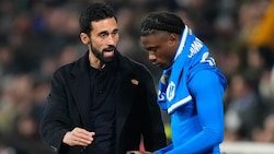 Neo-Trainer Alvaro Arbeloa mit Eduardo Camavinga