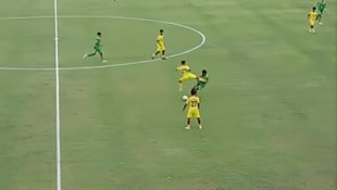 Ein Horror-Foul sorgt für Entsetzen in der Fußball-Welt.