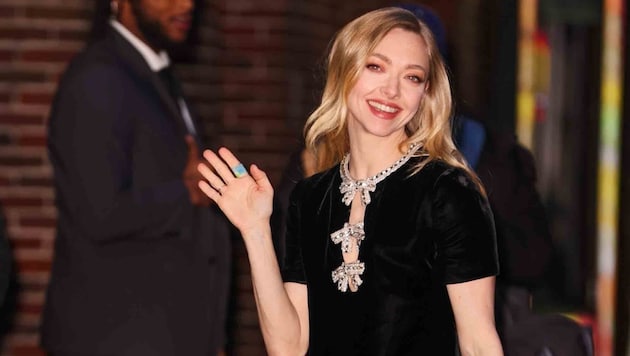 Für ihren Besuch im bei Stephen Colbert entschied sich Seyfried für ein verspieltes und zugleich ...