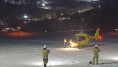 Die Feuerwehr leuchtete den Landeplatz für den Notarzthubschrauber aus.