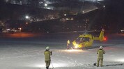 Die Feuerwehr leuchtete den Landeplatz für den Notarzthubschrauber aus.
