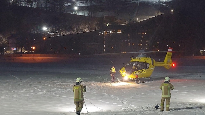 Die Feuerwehr leuchtete den Landeplatz für den Notarzthubschrauber aus.