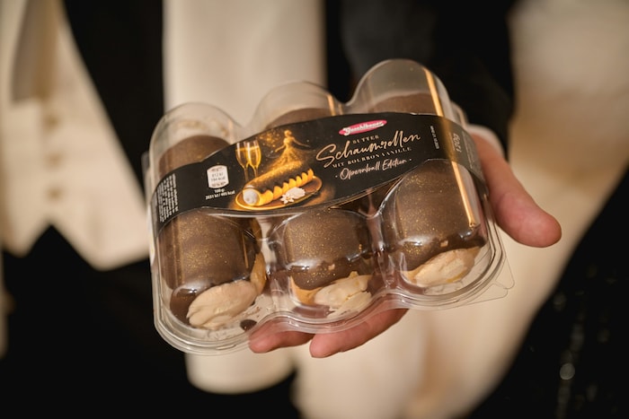 Die Opernball-Schaumrolle ist im Handel erhältlich.