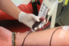 Aktuell herrscht eine Knappheit bei den Blutkonserven. Eine Spende kann helfen, Leben zu retten.