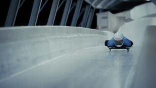 Hier versucht sich eine Ski-Legende auf der Bahn in Innsbruck-Igls im Skeleton.