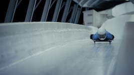 Hier versucht sich eine Ski-Legende auf der Bahn in Innsbruck-Igls im Skeleton.