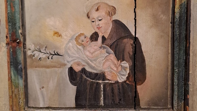 Der heilige Antonius von Padua auf einem Brautschrank im kärnten museum. Er hält das Jesuskind ...