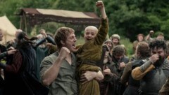 Peter Claffey als mittelloser Ritter Duncan mit Dexter Sol Ansell als seinem Knappen Egg. Fast ...