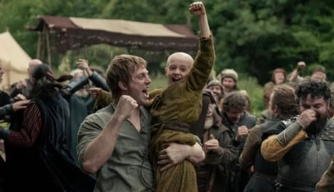 Peter Claffey als mittelloser Ritter Duncan mit Dexter Sol Ansell als seinem Knappen Egg. Fast ...