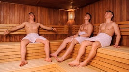 Immer mehr Bäder, Thermen und Saunen müssen sich gegen Übergriffe durch Männer wappnen, um die ...