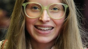 Jessie Cave wünscht sich einen neuen Busen, die Größe dürfen ihre OnlyFans-Abonnenten bestimmen.