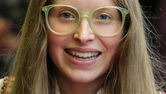 Jessie Cave wünscht sich einen neuen Busen, die Größe dürfen ihre OnlyFans-Abonnenten bestimmen.