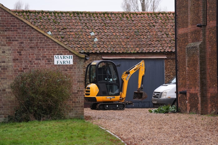 Ein Bagger am Gelände der Marsh Farm, die als heruntergekommen gilt und nun für den Ex-Prinzen ...