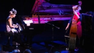 Pianistin Aki Takase und Bassistin Gina Schwarz widmeten sich der großen Carla Bley