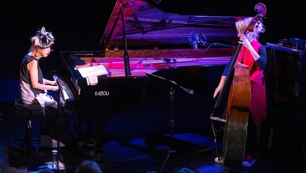 Pianistin Aki Takase und Bassistin Gina Schwarz widmeten sich der großen Carla Bley