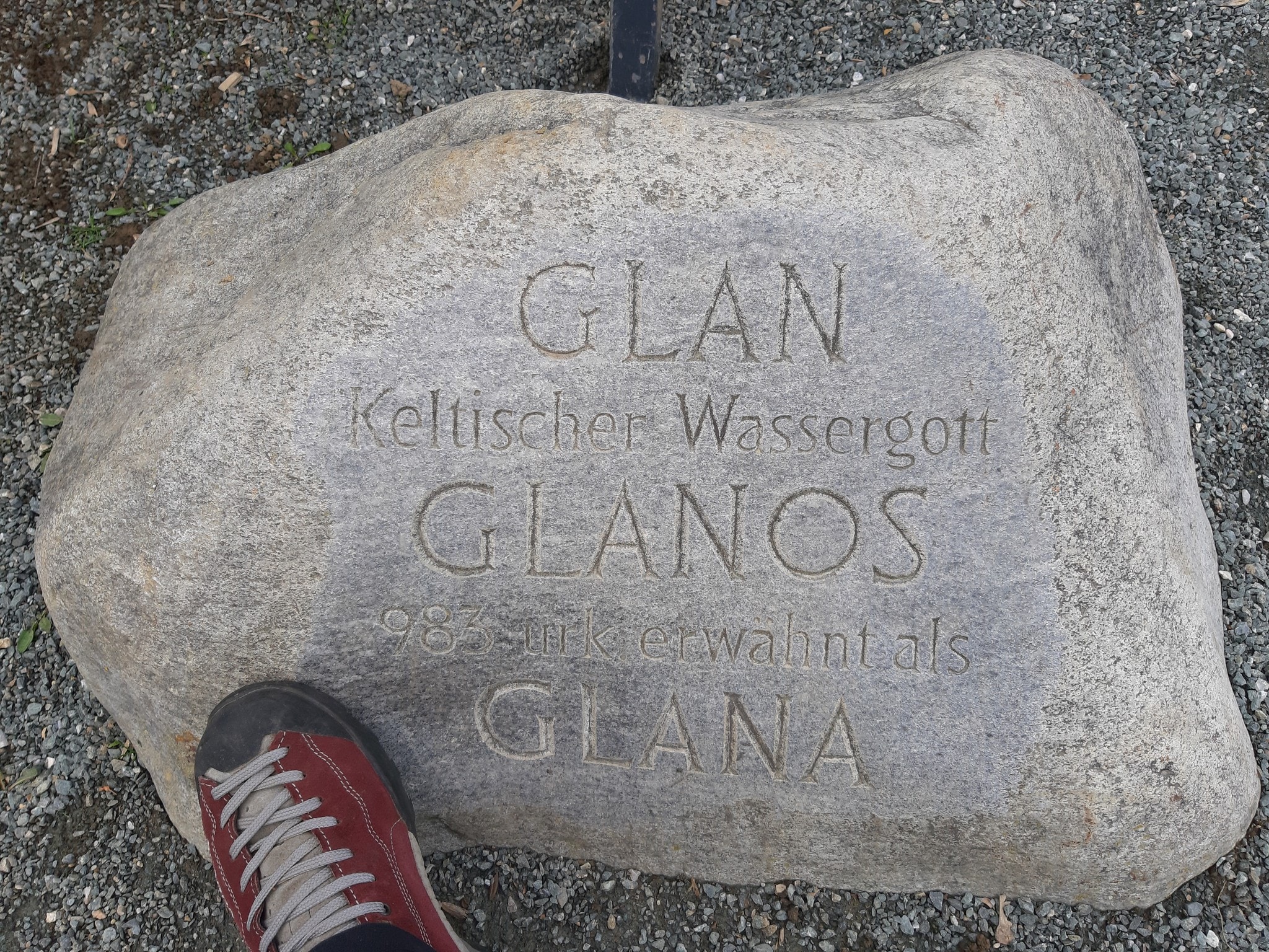 Im Glanpark in Klagenfurt nennt ein Stein den keltischen Wassergott Glanos.