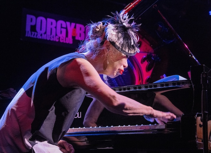 Aki Takase setzt mit ihrem Klavierspiel Urgewalten frei