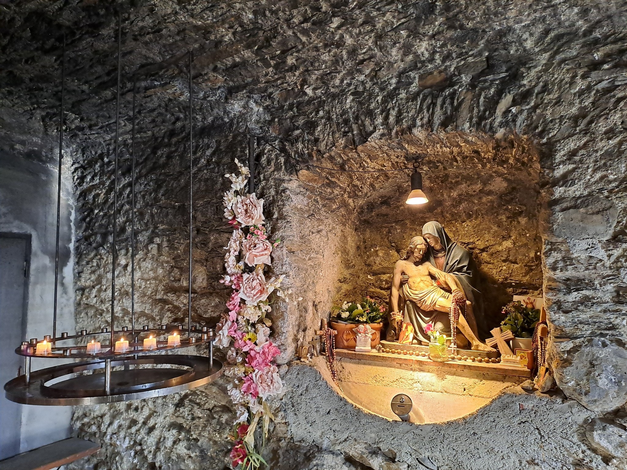 Die Unterkirche mit Pietà: Dort halten viele Besucher inne