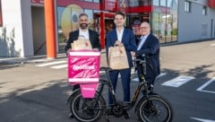 Die erfolgreiche Kooperation zwischen foodora und PENNY freut die Geschäftsführer Alexander ...