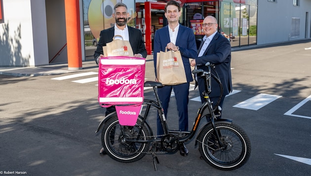 Die erfolgreiche Kooperation zwischen foodora und PENNY freut die Geschäftsführer Alexander ...