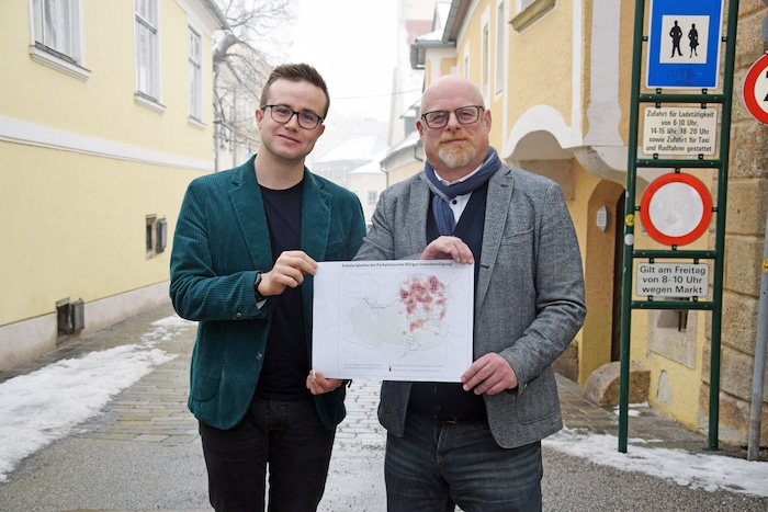 Die Stadträte Pöchhacker (li.) und Schimanowa mit dem Plan für die Ausweitung der ...