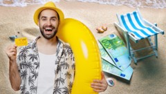 Dank Cashback-Aktionen von Banken und auf Buchungsportalen lässt sich bares Geld sparen.