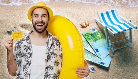 Dank Cashback-Aktionen von Banken und auf Buchungsportalen lässt sich bares Geld sparen.