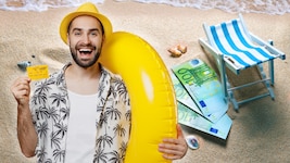 Dank Cashback-Aktionen von Banken und auf Buchungsportalen lässt sich bares Geld sparen.