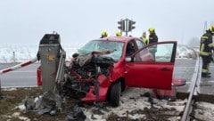 Schwer verletzt wurde die Lenkerin aus diesem Autowrack geborgen.