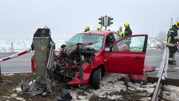 Schwer verletzt wurde die Lenkerin aus diesem Autowrack geborgen.