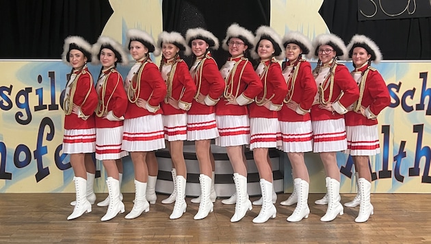 Die Gardemädels begeistern mit neuen Choreografien und dem traditionellen Marsch.