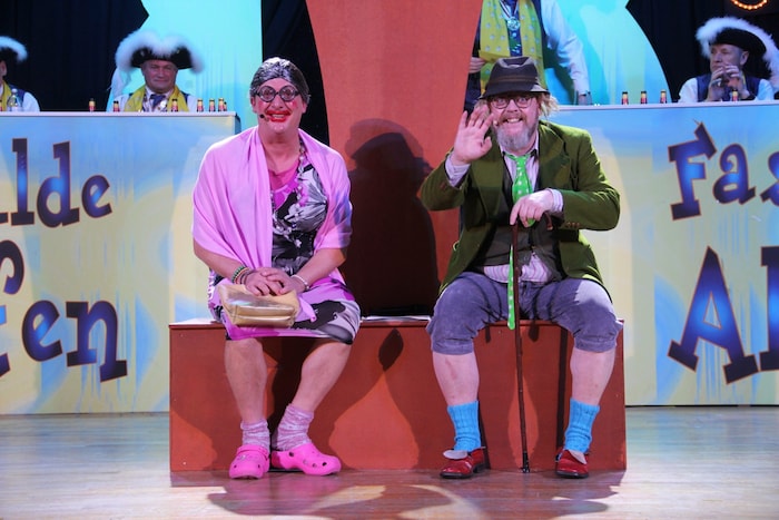 Für ein Pointenfeuer- werk werden der beliebte Tschentsche mit seiner Henriette sorgen.