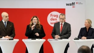 Finanzstadträtin Barbara Novak (SPÖ) mit, von links, waff-Chef Marko Miloradovic und den ...