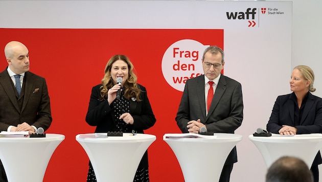 Finanzstadträtin Barbara Novak (SPÖ) mit, von links, waff-Chef Marko Miloradovic und den ...