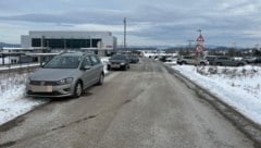 Weil die Parkplätze überfüllt sind, müssen viele Pendler zum Teil am Straßenrad parken.