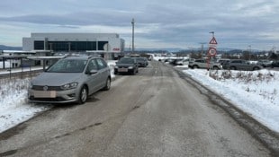Weil die Parkplätze überfüllt sind, müssen viele Pendler zum Teil am Straßenrad parken.