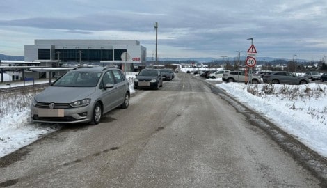 Weil die Parkplätze überfüllt sind, müssen viele Pendler zum Teil am Straßenrad parken.