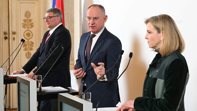 Staatssekretär Jörg Leichtfried (SPÖ), ÖVP-Innenminister Gerhard Karner und Außenministerin ...