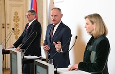 Staatssekretär Jörg Leichtfried (SPÖ), ÖVP-Innenminister Gerhard Karner und Außenministerin ...